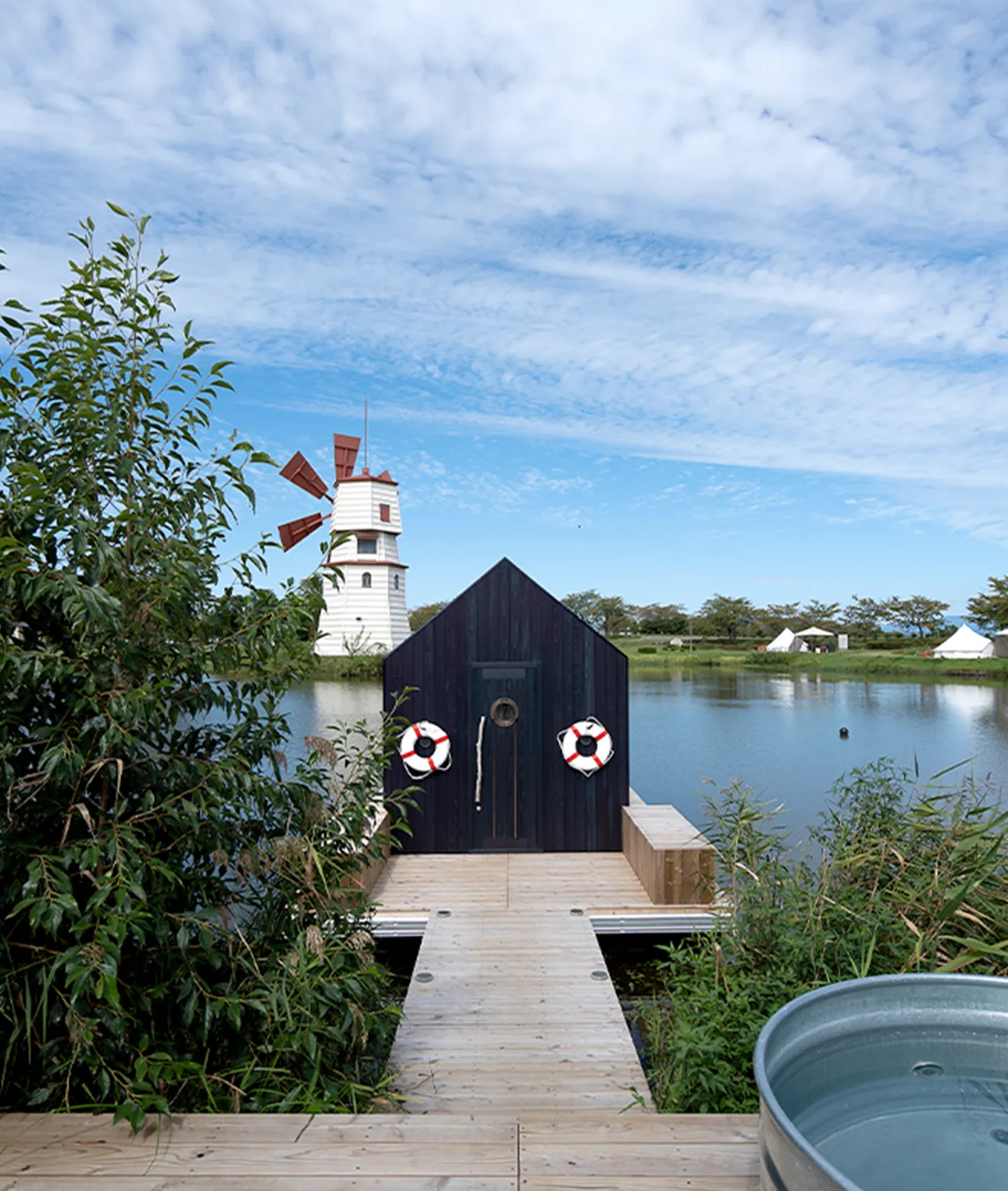 水辺に佇む、開放的なパブリックサウナ